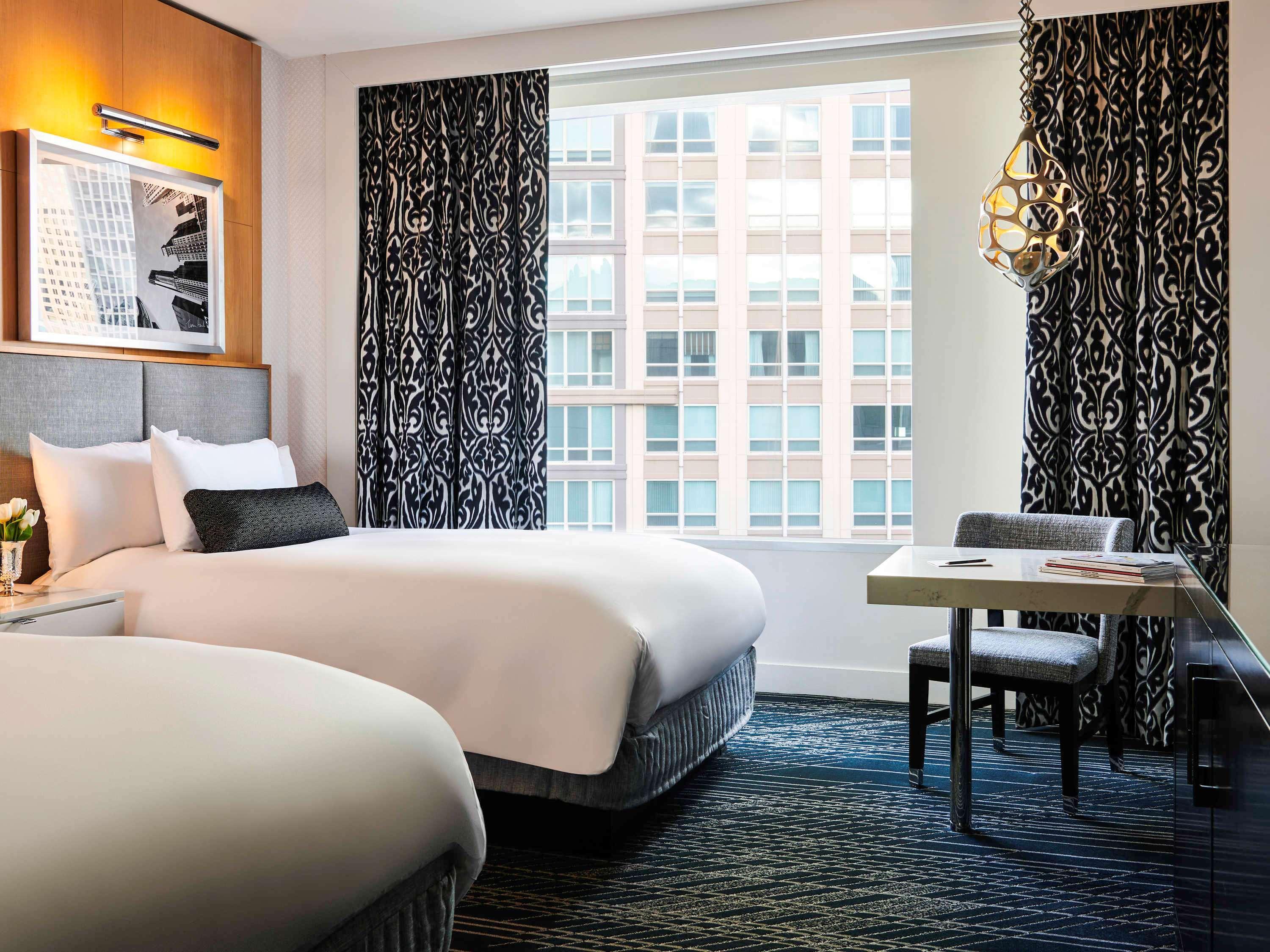 Sofitel Chicago Magnificent Mile Hotel Buitenkant foto A guest room at the Hotel Commonwealth