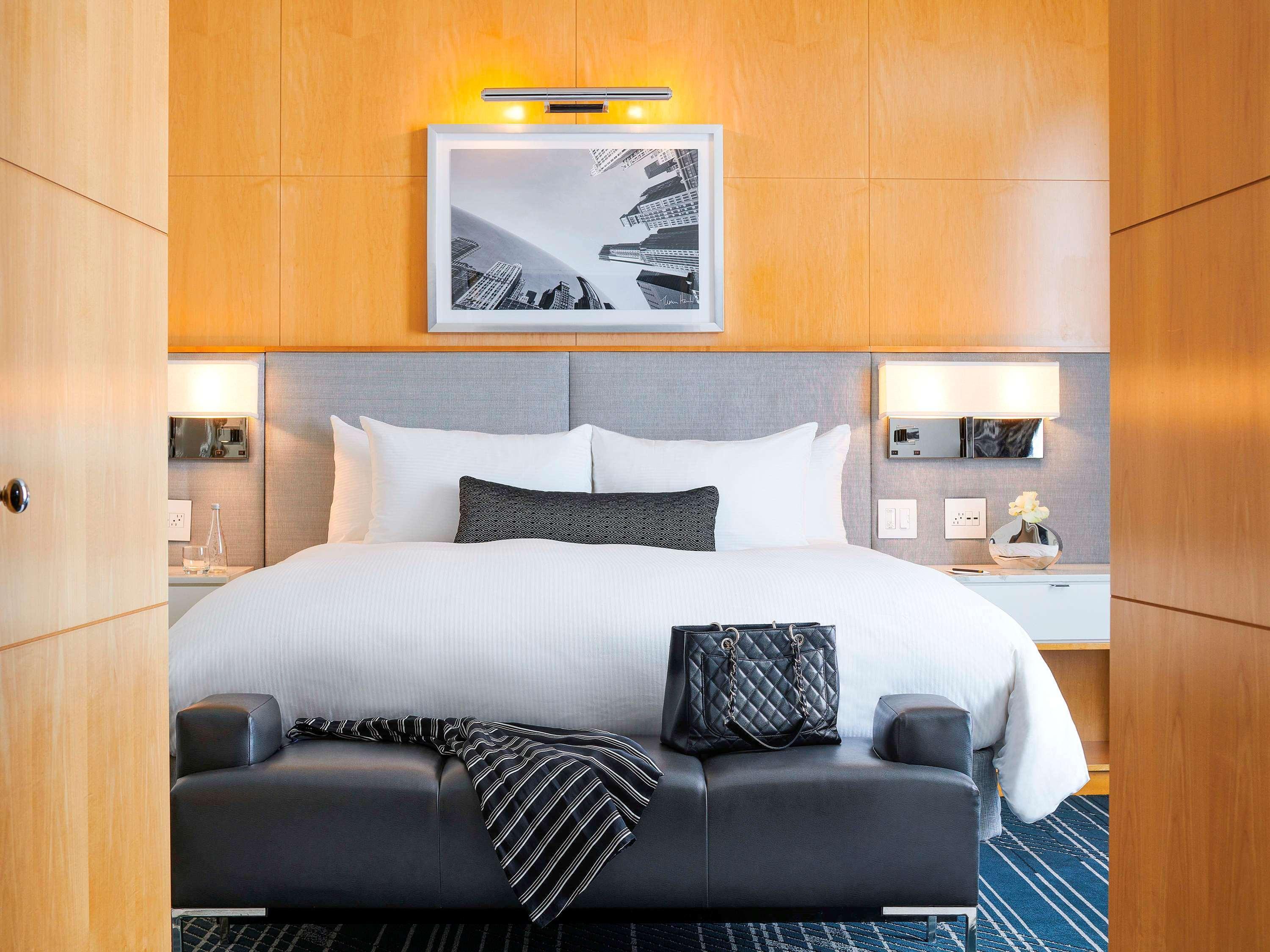 Sofitel Chicago Magnificent Mile Hotel Buitenkant foto A bedroom at the Mandarin Oriental, Washington DC