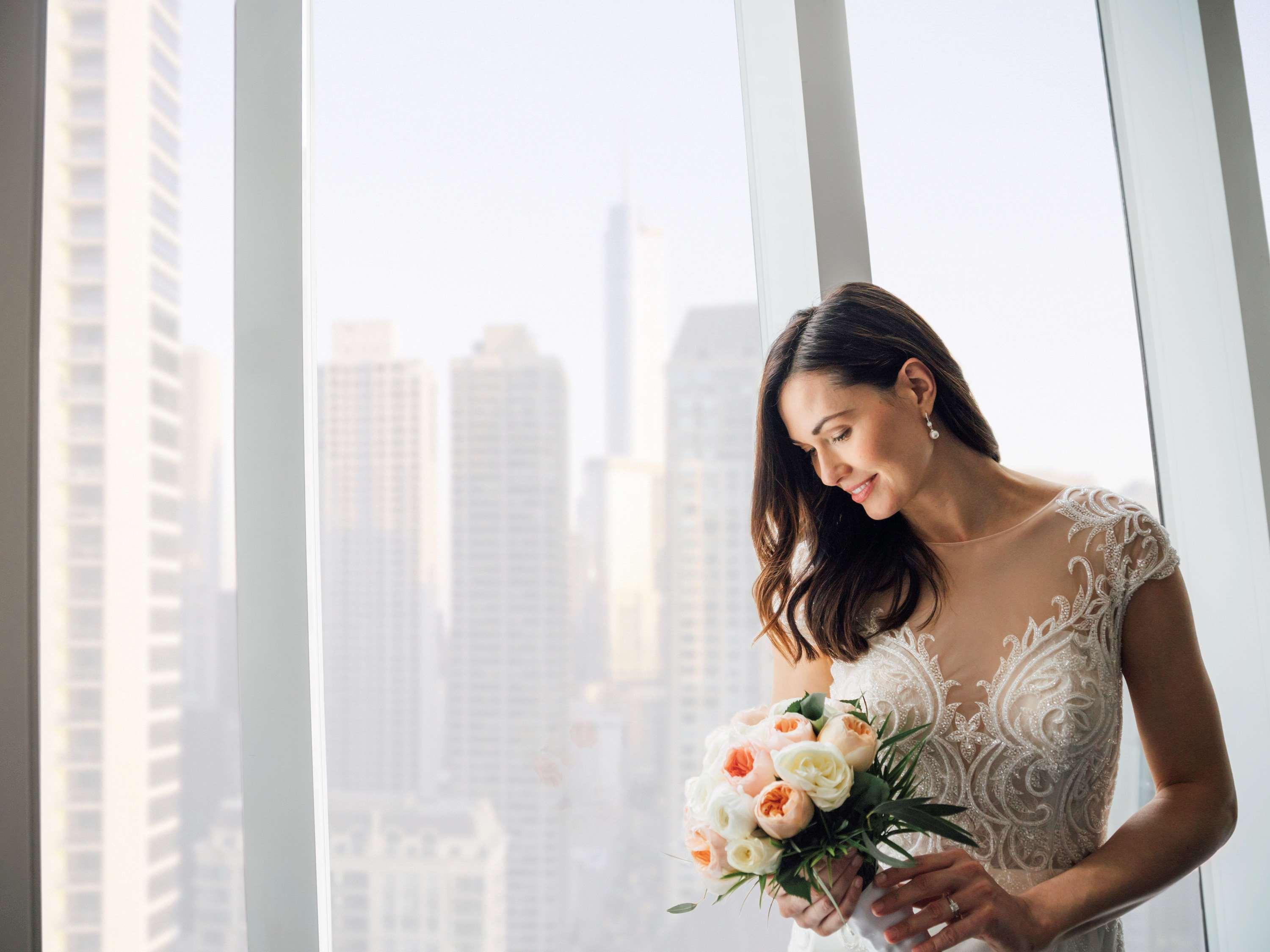 Sofitel Chicago Magnificent Mile Hotel Buitenkant foto A bride in a wedding dress