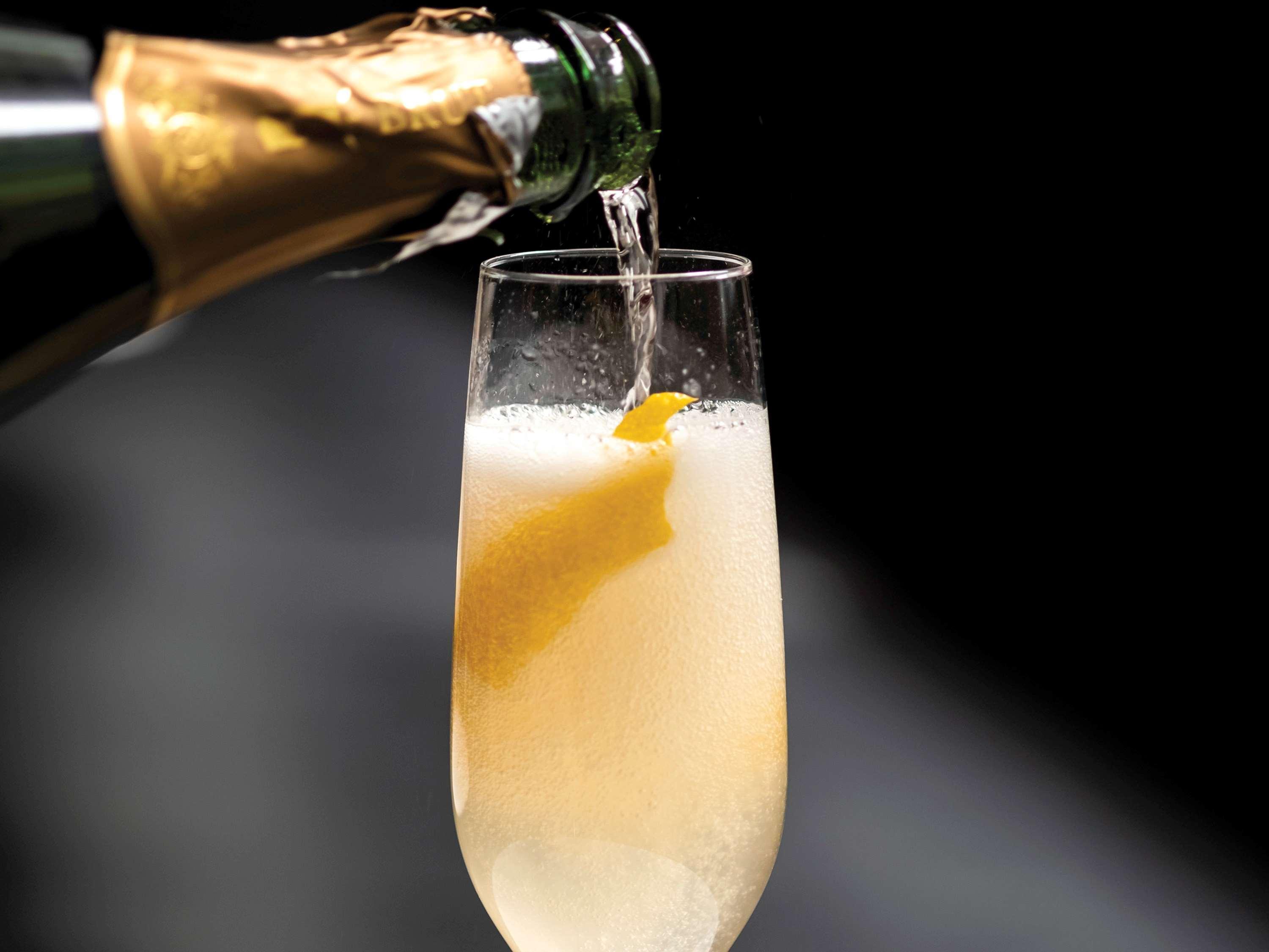 Sofitel Chicago Magnificent Mile Hotel Buitenkant foto Champagne being poured