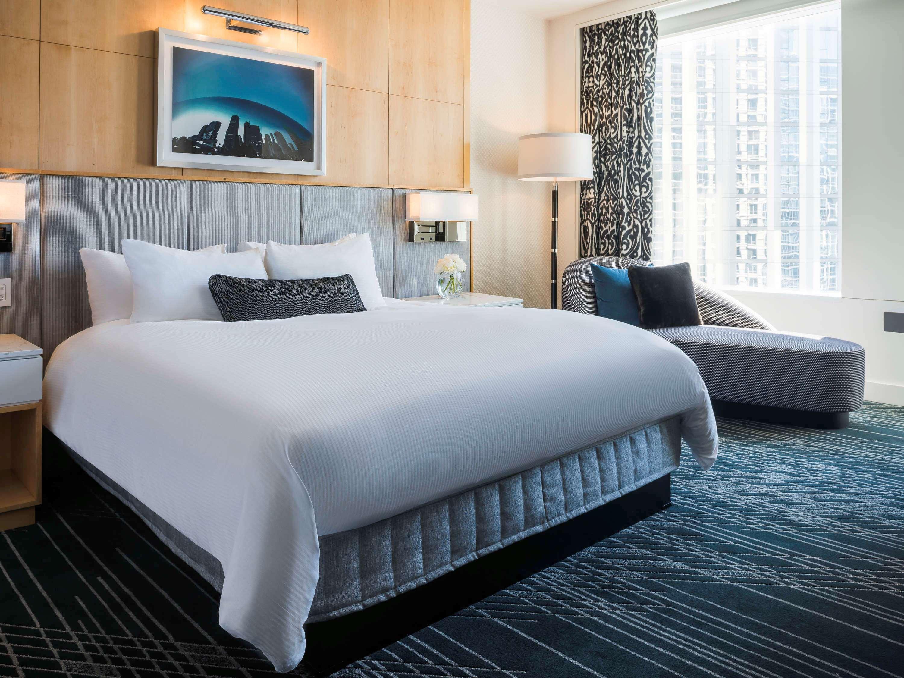 Sofitel Chicago Magnificent Mile Hotel Buitenkant foto A guest room at the Westin Boston Seaport District
