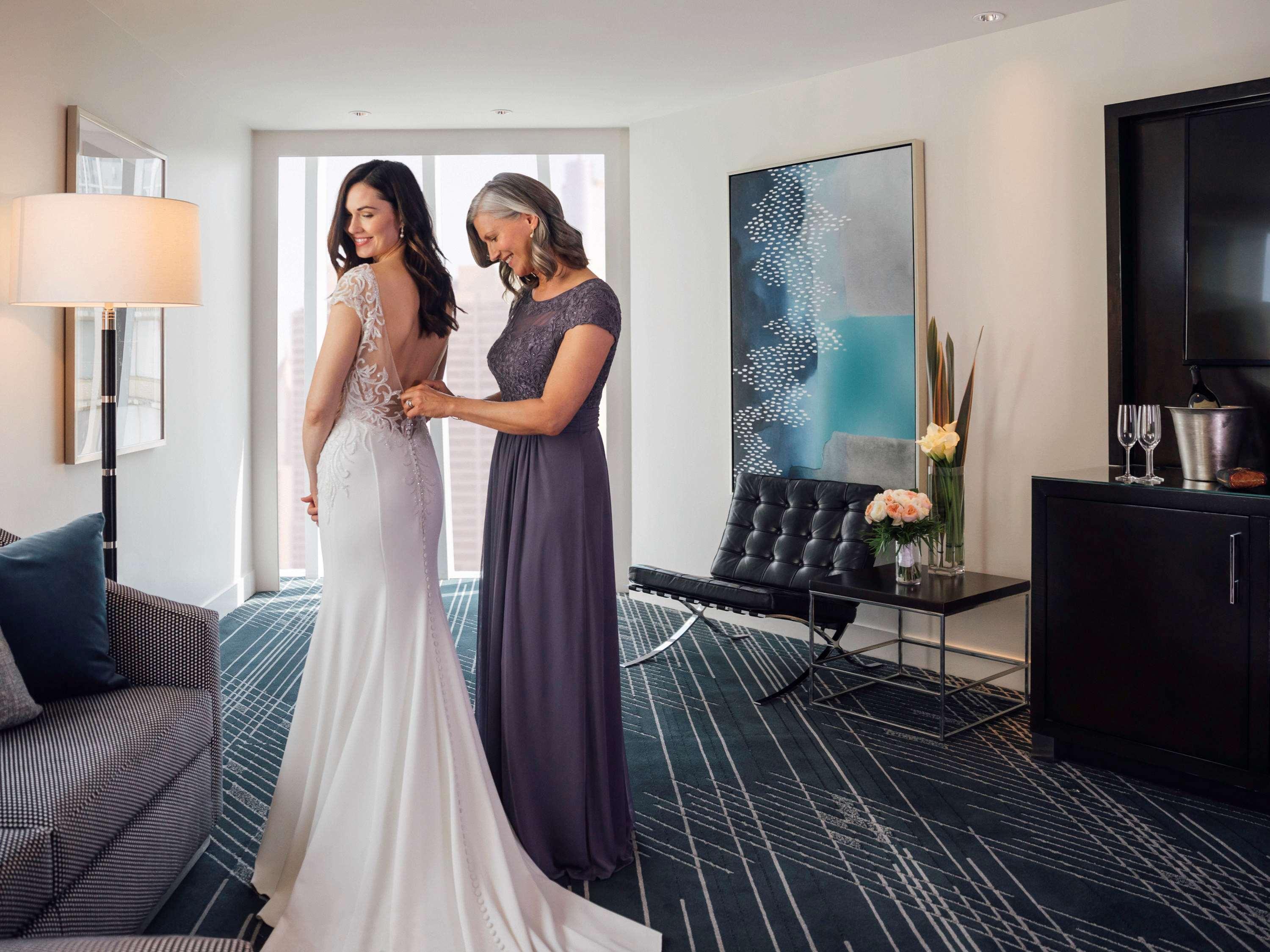 Sofitel Chicago Magnificent Mile Hotel Buitenkant foto A mother helping her daughter get ready for her wedding