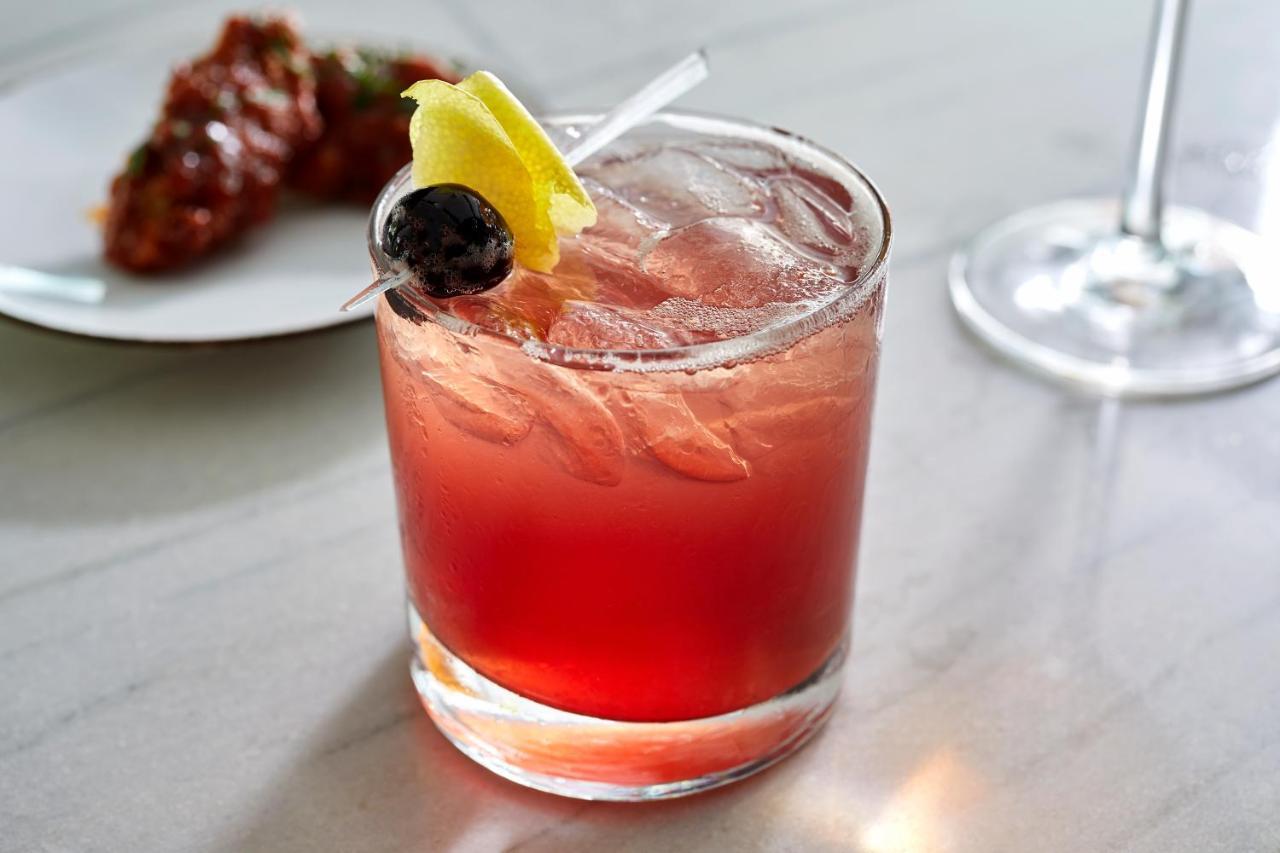 Sofitel Chicago Magnificent Mile Hotel Buitenkant foto A Clover Club cocktail