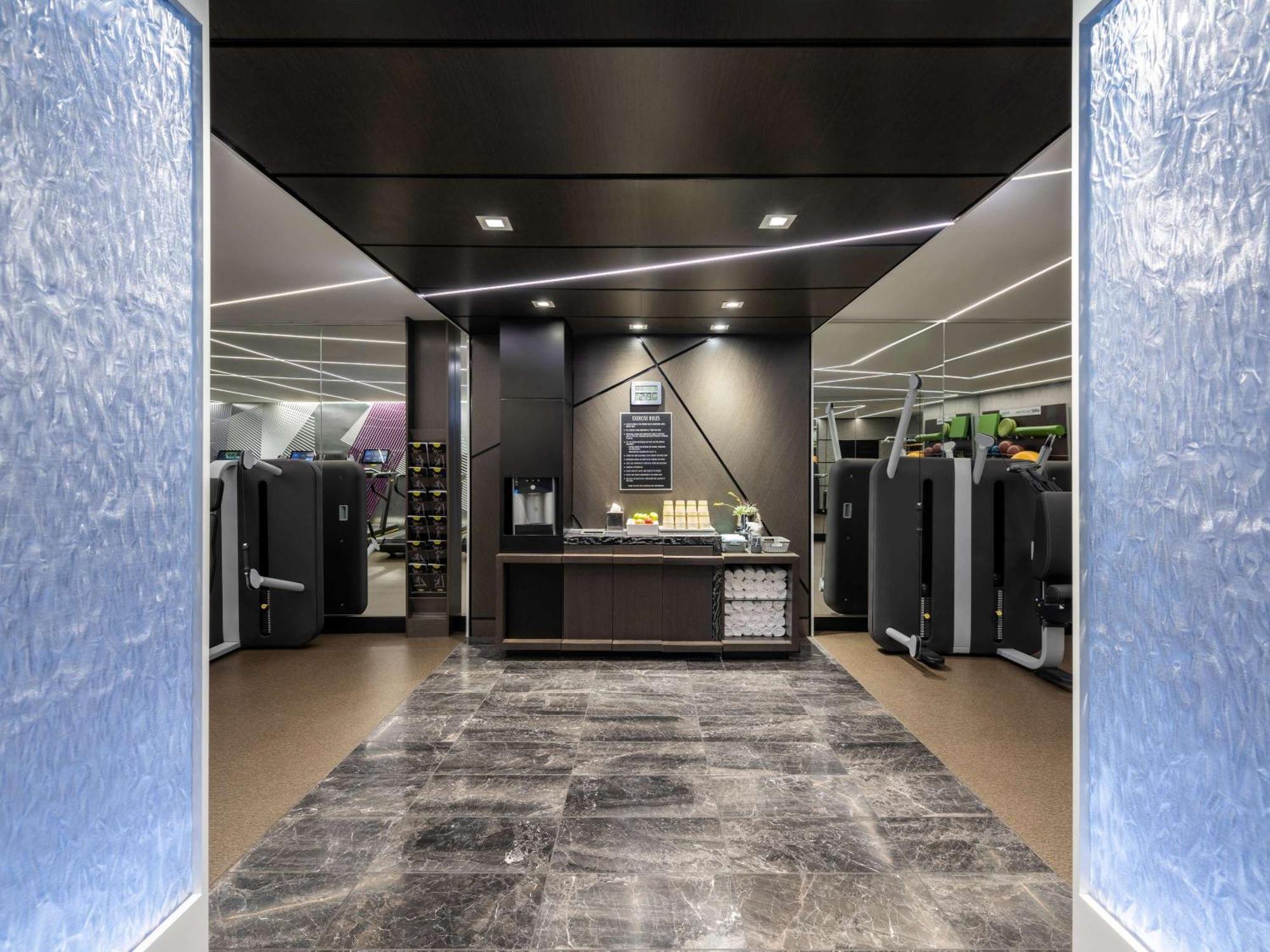 Sofitel Chicago Magnificent Mile Hotel Buitenkant foto The interior of the new office