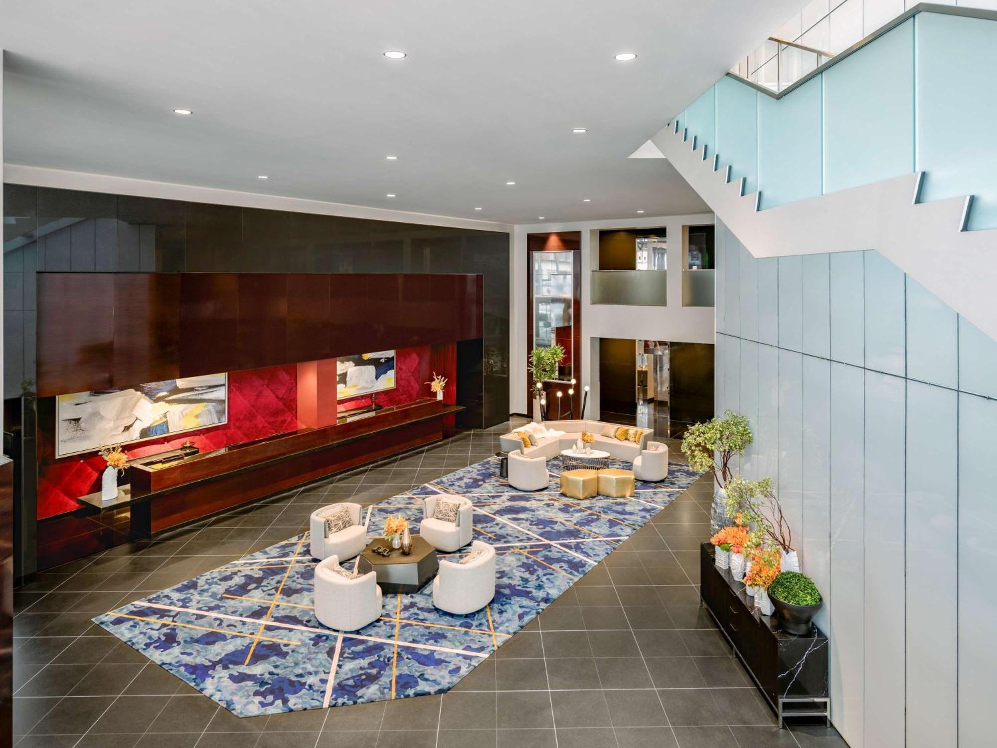 Sofitel Chicago Magnificent Mile Hotel Buitenkant foto The lobby of the hotel