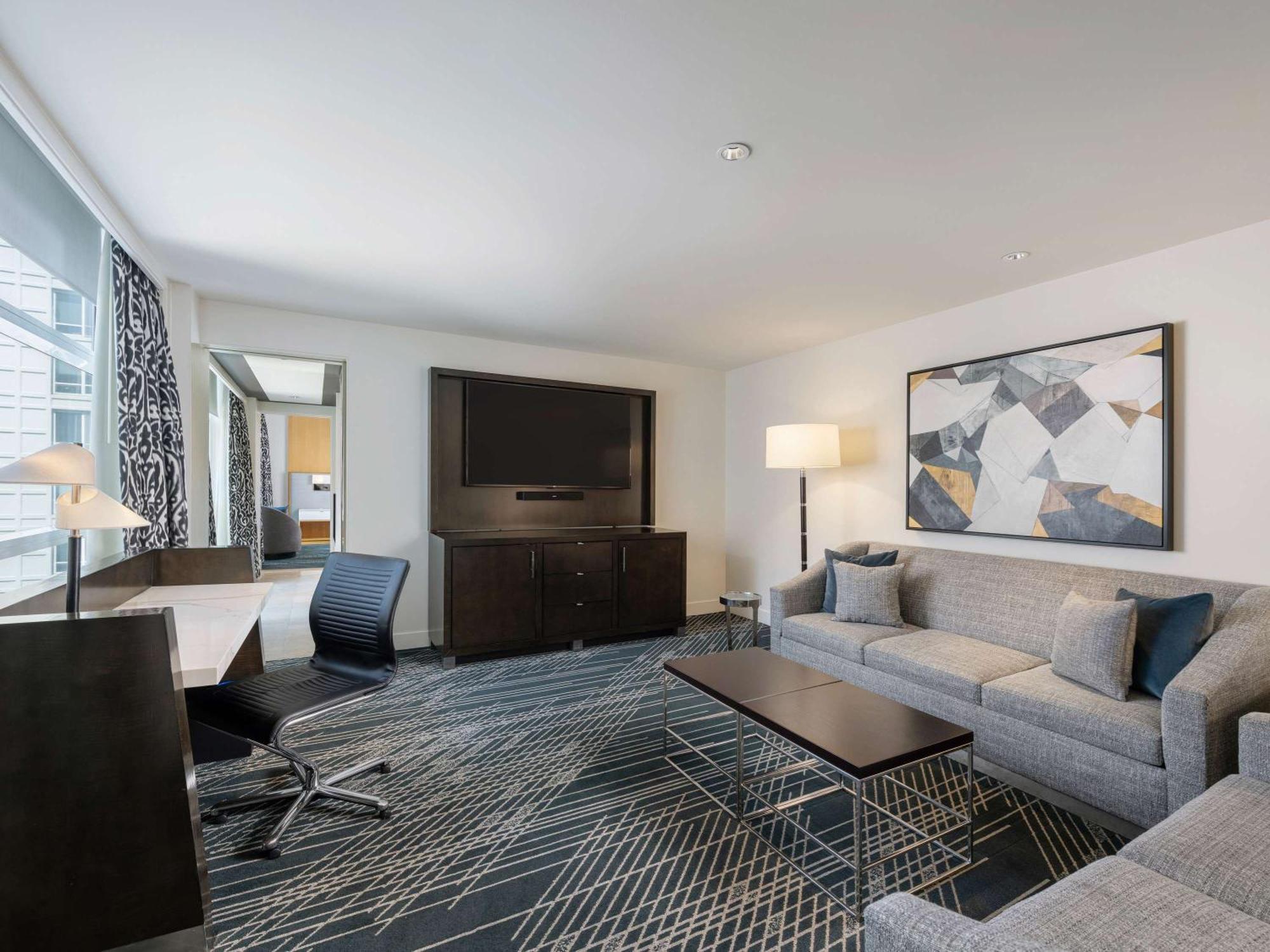 Sofitel Chicago Magnificent Mile Hotel Buitenkant foto Living room of a suite at the Hilton San Francisco Union Square