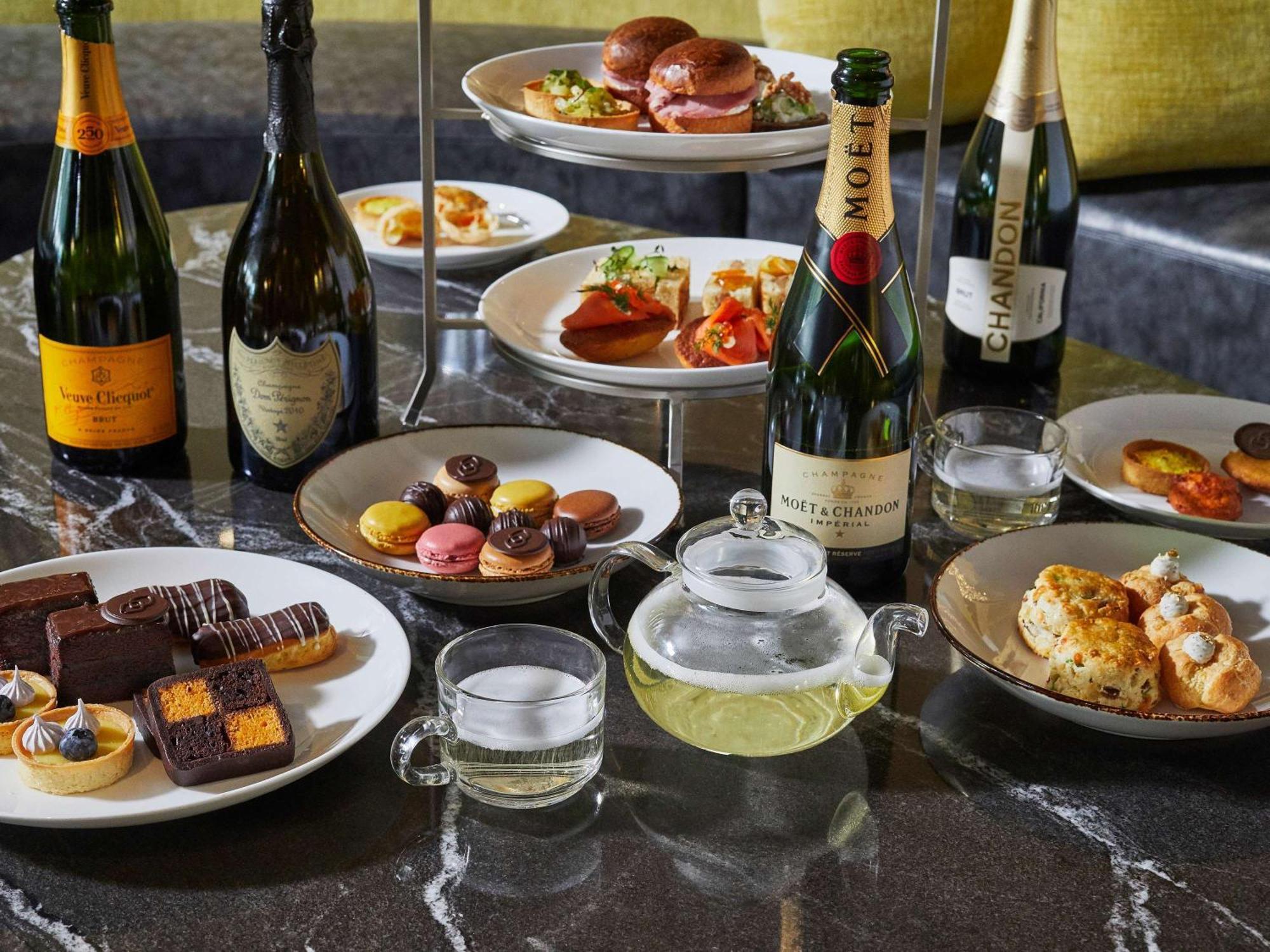 Sofitel Chicago Magnificent Mile Hotel Buitenkant foto Champagne and French desserts