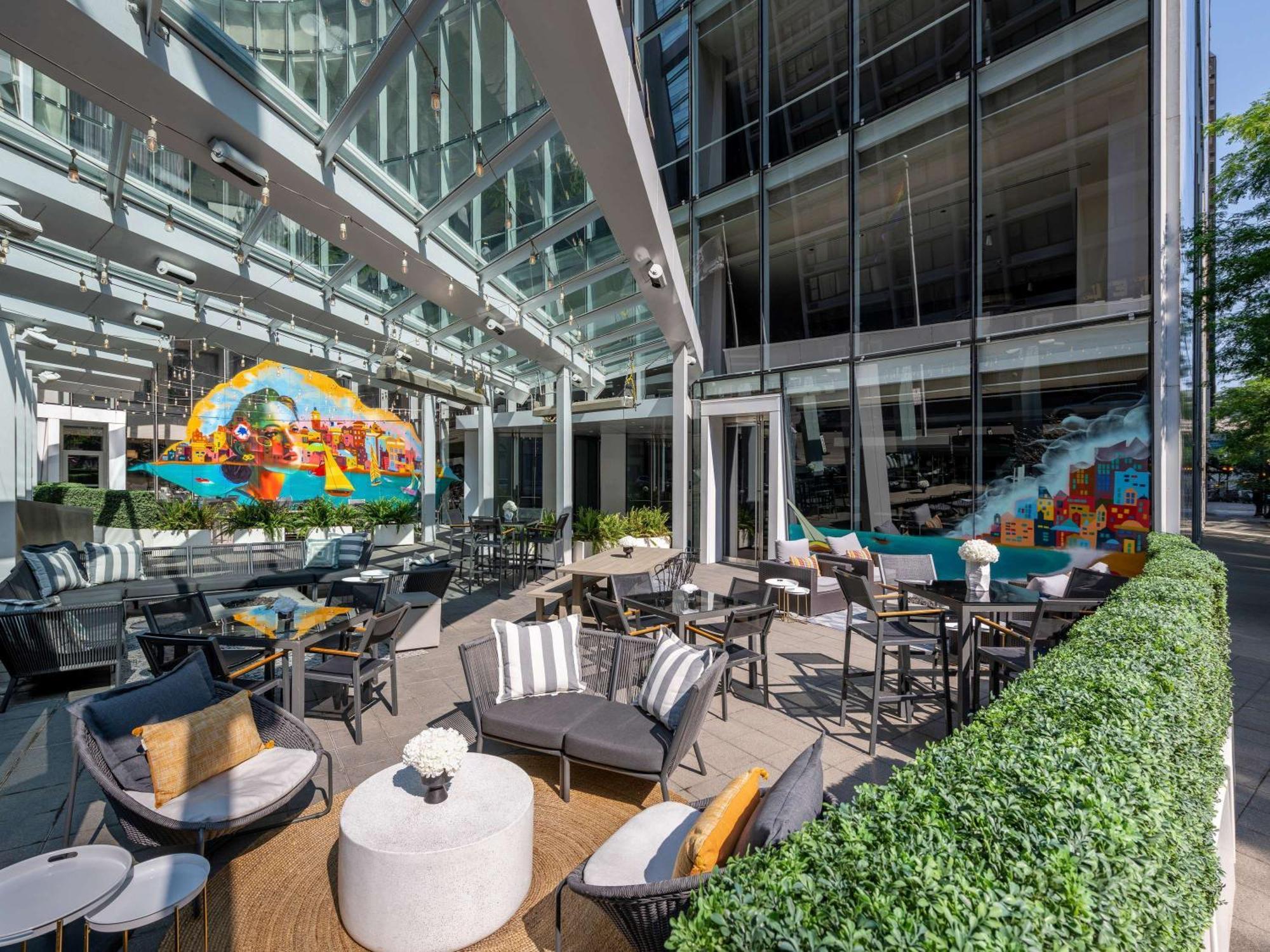 Sofitel Chicago Magnificent Mile Hotel Buitenkant foto The Terrace at The Standard East Village
